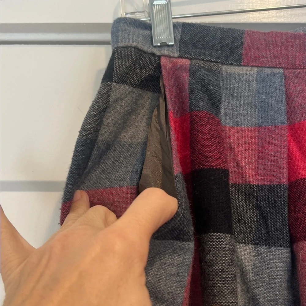 Wool blend vintage Plaid A-Line Skirt in Red and Black size 13-14.